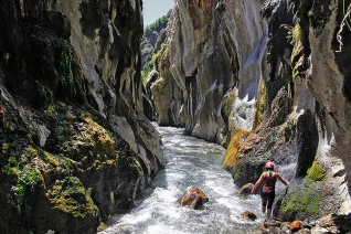 With LATITUR on Melipeuco, Araucanía, Chile you can make Trekking Georuta Geisers y termas de Alpehue