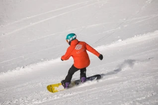 With LATITUR on Cerro Catedral you can make Clase Exclusiva Snowboard 2hs 1 alumno en Catedral