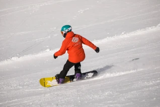 With LATITUR on Cerro Catedral you can make Clase Exclusiva Snowboard 3hs 1 alumno en Catedral