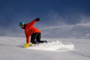 With LATITUR on Cerro Catedral you can make Clase Exclusiva Snowboard 2hs 2 alumnos Catedral