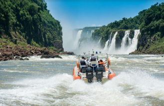 With LATITUR on Puerto Iguazú you can make Cataratas Brasileras + Macuco Safari