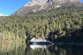With LATITUR on San Carlos de Bariloche you can make Navegación y Trekking descubriendo Brazo Tristeza