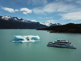 With LATITUR on Glaciar Perito Moreno you can make Navegación Glaciares Gourmet Classic y Desembarco