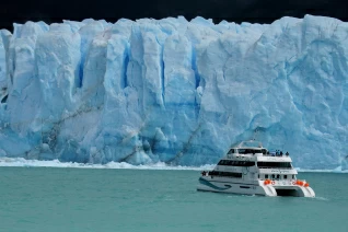With LATITUR on Glaciar Perito Moreno you can make Navegación Frente al Glaciar Perito Moreno