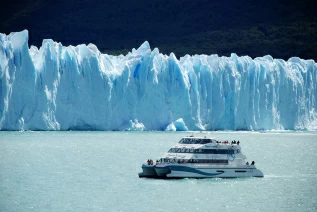 With LATITUR on Glaciar Perito Moreno you can make Navegación Glaciares Gourmet Premium y Desembarco