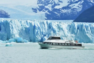 With LATITUR on Glaciar Perito Moreno you can make Navega frente al Glaciar Perito Moreno