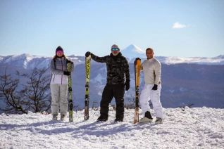 With LATITUR on Base Cerro Chapelco you can make C4 Parque de Nieve: Día de Ski + Clase Colectiva