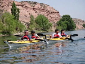 With LATITUR on actividad you can make Kayak y Rappel en la margen sur del Río Negro