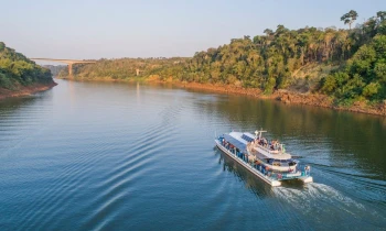 With LATITUR on Puerto Iguazú you can make Paseo en Catamarán a las 3 Fronteras en Pto Iguazú