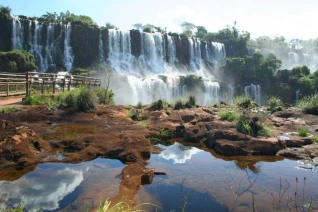 With LATITUR on Puerto Iguazú you can make Cataratas Argentinas y Brasil con Parque das Aves