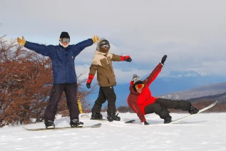 With LATITUR on Laderas Cerro Perito Moreno you can make Alquiler de Snowboard 3 días Laderas Perito Moreno