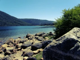 With LATITUR on Caviahue you can make Navegación y paseo en Lago Caviahue