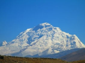 With LATITUR on Huascarán, 02160 you can make Ascenso al Nevado Huascarán el más Alto de Perú