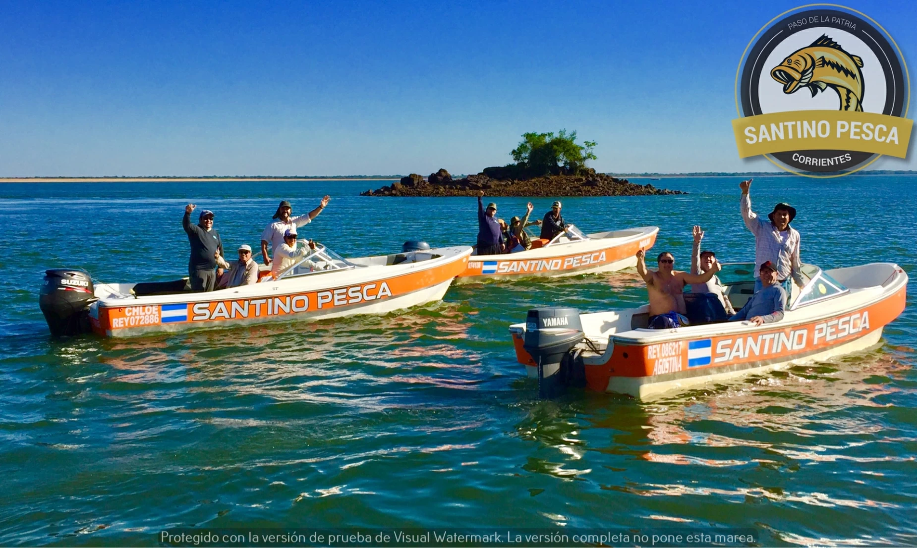 Cañas De Pescar En Un Barco Sobre El Mar Azul, Cielo Y La Isla