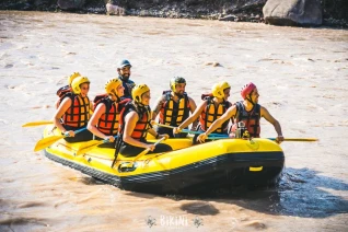 With LATITUR on Potrerillos you can make Rafting en el Río Mendoza por 12 km de diversión!