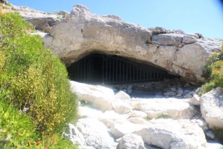 With LATITUR on Malargue you can make Explora la Caverna de las Brujas y Manqui Malal